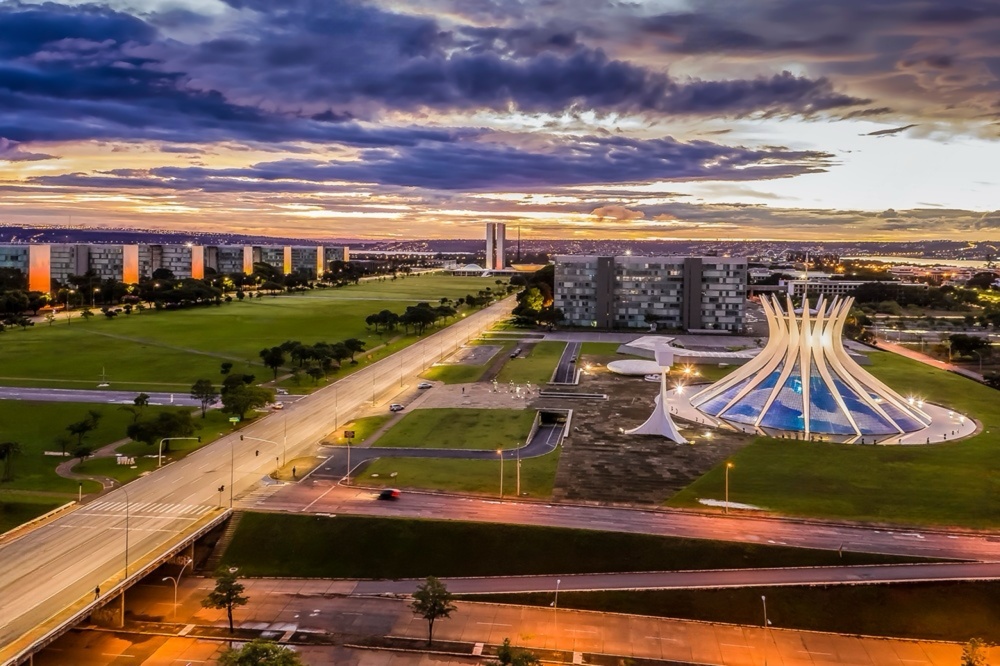 Vista de Brasília com visão nítida — simulação após tratamento de catarata